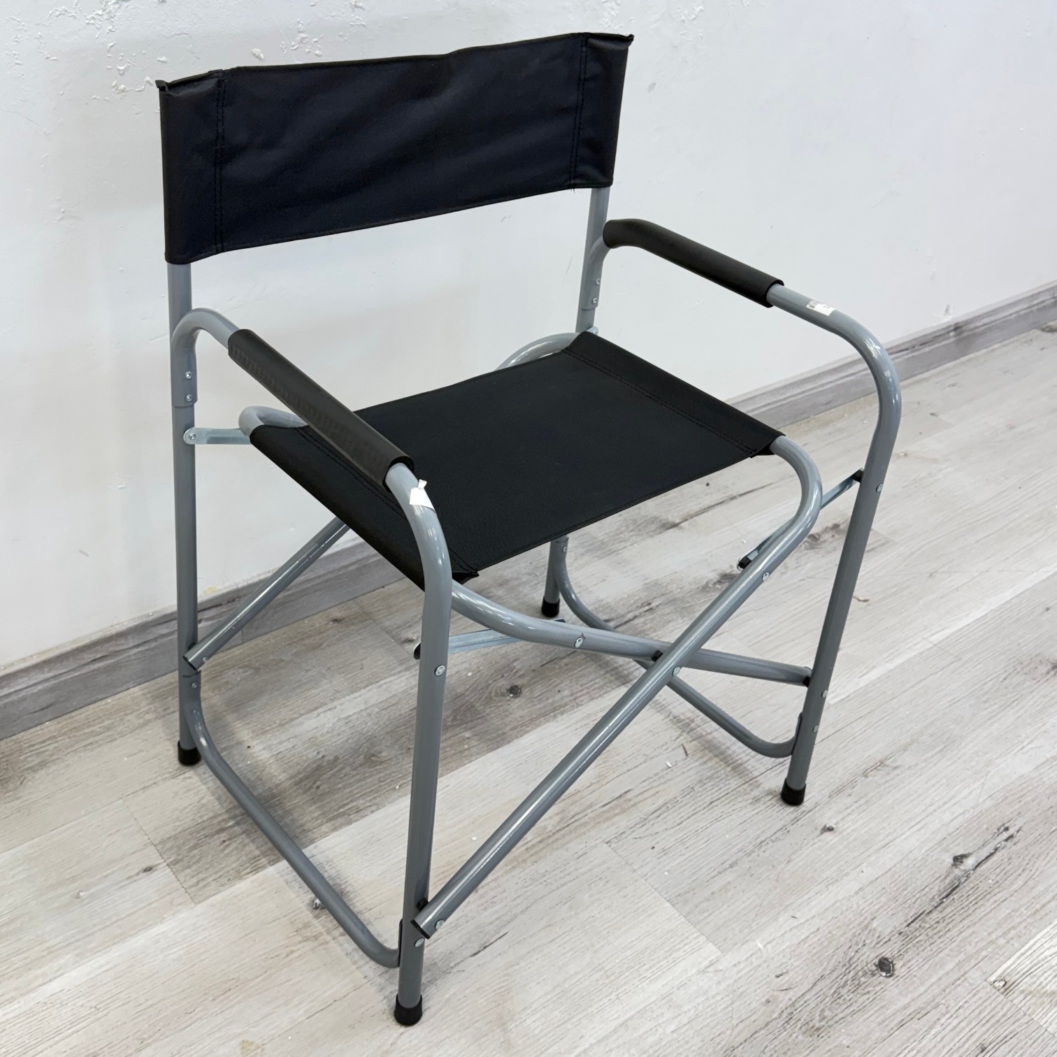 Ranger folding camping chair with fabric seat, padded armrests and metal frame